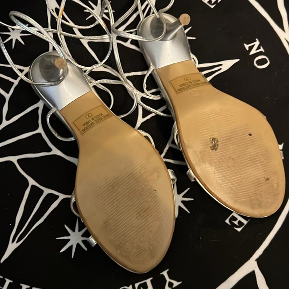 Vintage lace up silver grad wedding bridesmaid heels - Picture 5 of 5